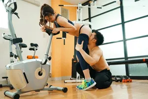 Xin người chồng đi tập gym, vợ địt trộm với anh pt