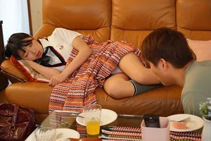 Chàng trai trộm nhìn quần lót gấu con ghệ đang ngủ thì bị phát hiện