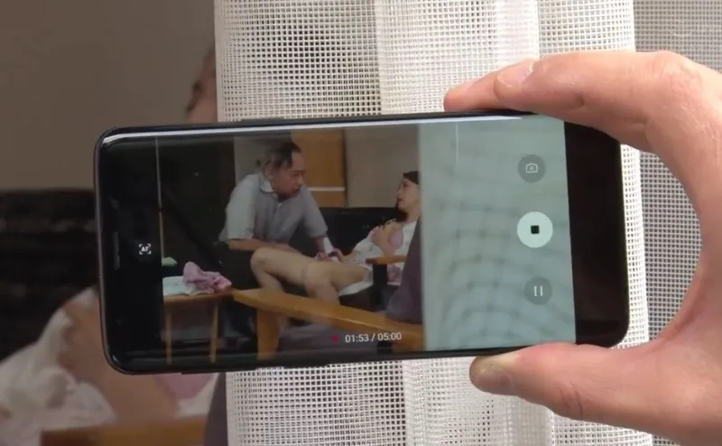 Bạn gái của con trai gian díu với bố gã chồng bị gã cấp trên khu phố phát hiện