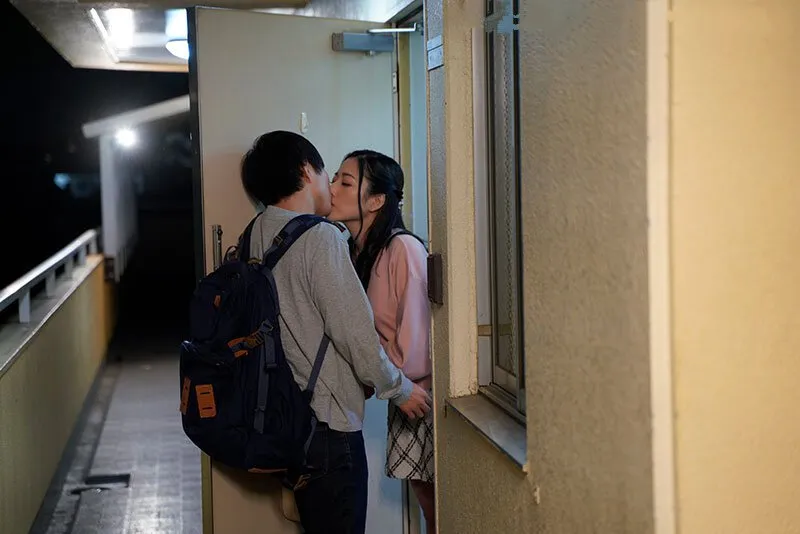 Má yêu bạn học của con trai suốt 5 năm… sau cú sốc bị người chồng cắm sừng